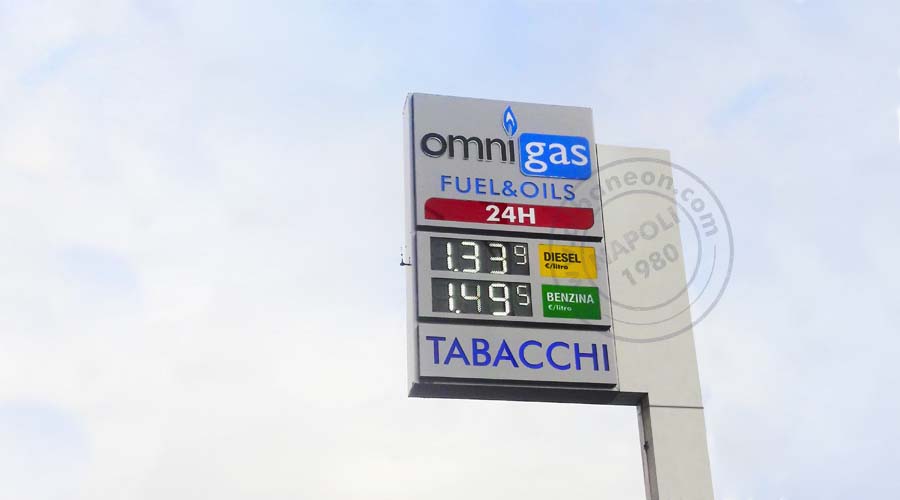 Insegne distributori benzina su totem con prezziari a led e scritte in plexiglas luminose