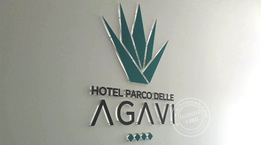 Insegne per hotel con lettere singole in plexiglas trasparente massello