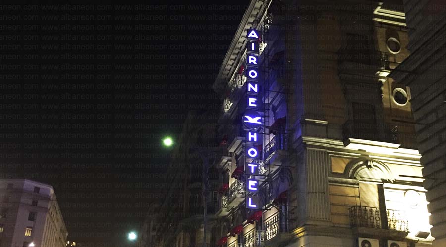 Insegna hotel verticale stile vintage retrò con illuminazione
                  interna a led. Effetto neon