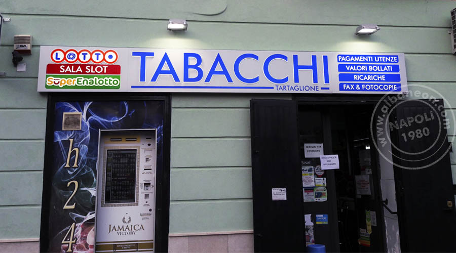 Insegne per tabacchi a Napoli con scritte in plexiglas su box scatolato