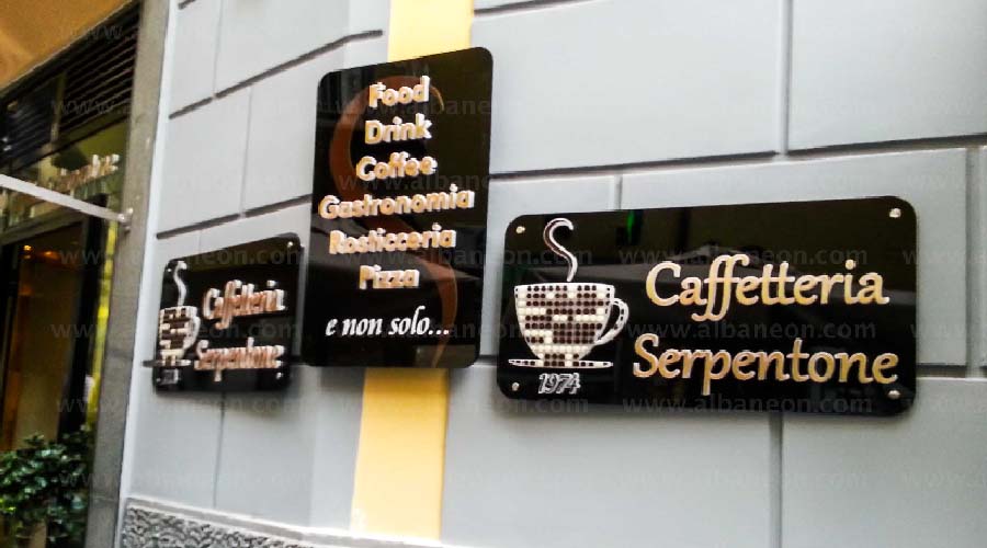 Targhe in plexiglass nero con elementi in metacrilato colorato per caffetteria Serpentone a Napoli.